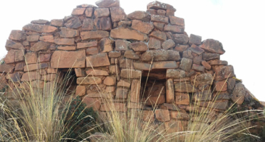 Sitio arqueológico de Wilakaya – fortificación y asentamiento en el cerro cónico cerca de Coasa