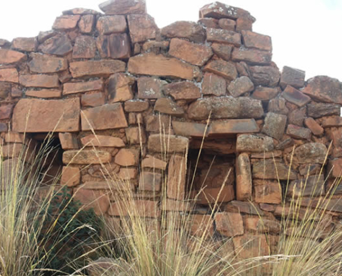Sitio arqueológico de Wilakaya – fortificación y asentamiento en el cerro cónico cerca de Coasa