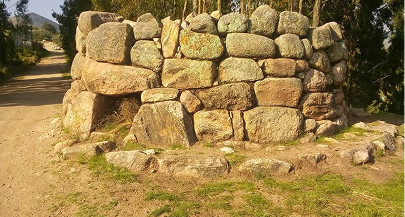 Sitio Arqueológico Sitio arqueológico de Huaquina cerca de Juli: chullpas y observación del cielo de los lupaqa