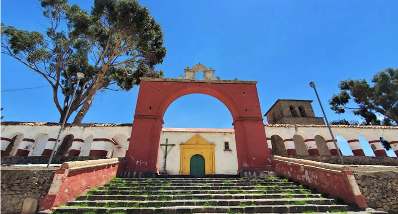 Templo de Nuestra Señora de la Asunción in Chucuito: Kolonialkirche über dem Titicacasee
