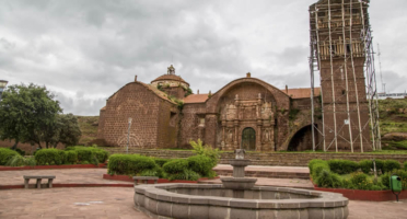 Templo de San Pedro y San Pablo en Zepita: iglesia mestiza barroca en el Altiplano