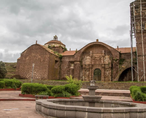 Templo de San Pedro y San Pablo en Zepita: iglesia mestiza barroca en el Altiplano