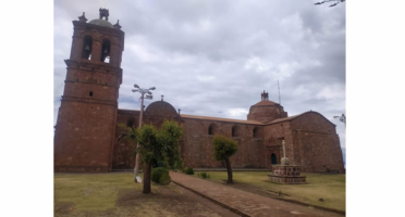 Templo de Santiago Apóstol / Nuestra Señora del Rosario en Pomata