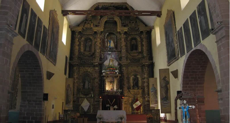 Templo Santiago Apóstol in Huancané: Barockkirche im Altiplano