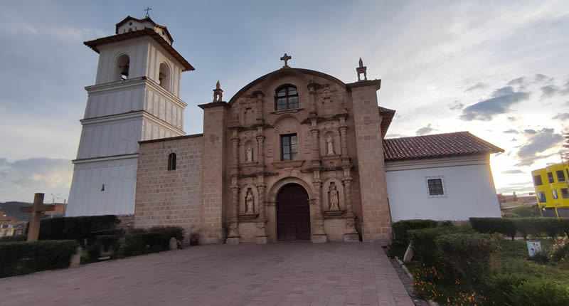 Templo de Nuestra Señora de la Asunción de Azángaro – barroco «Templo de Oro» en el Altiplano de Puno