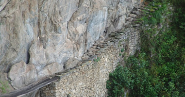 Camino estrecho en las montañas