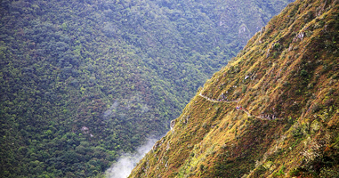 Senderistas en el camino a Machu Picchu