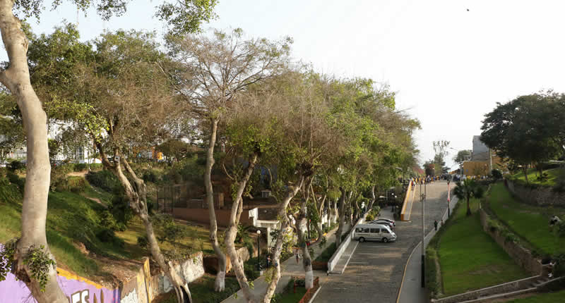 La Bajada de los Baños en Barranco (Lima) inicia en el Jirón Domeyer y desciende hasta el mar.