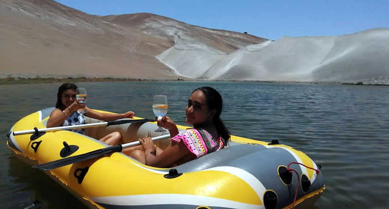 Oasis de La Joya con aguas cristalinas y paisaje de dunas