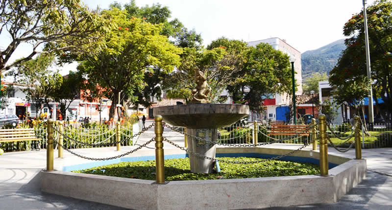 Parque de los Héroes en Huanta: fuente con ángel y bustos de héroes peruanos