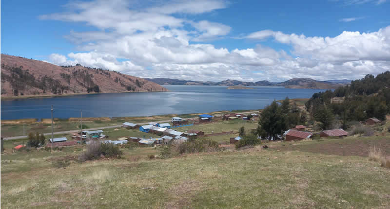 Vista desde los baños termales Piscina de Juriruni cerca de Vilquechico, en el altiplano de Puno