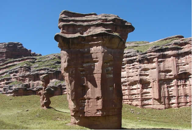 Monumento natural del altiplano cerca de Ayaviri