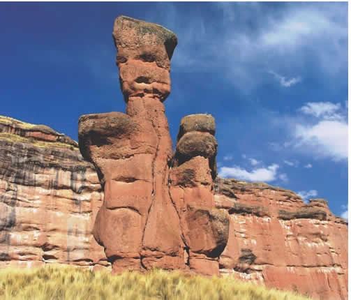 Cañón de Tinajani con formaciones rocosas rojas cerca de Ayaviri, en la provincia de Melgar