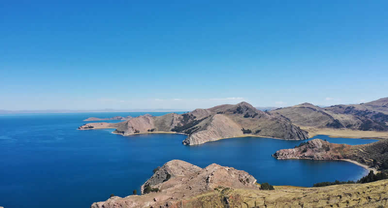 Cerro Mirador Natural de Queahuani con vista al lago Titicaca cerca de Moho