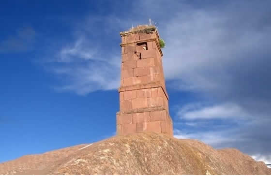 Asiento inka, baño lítico y monolito en el corredor aymara