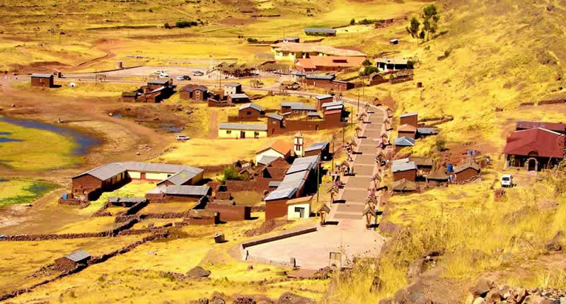 Isla Umayo en la laguna Umayo cerca de Atuncolla, región Puno