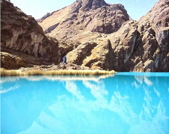 Laguna de Qañuccota mit Insel und Hochlandlandschaft bei Ayapata in Carabaya, Puno