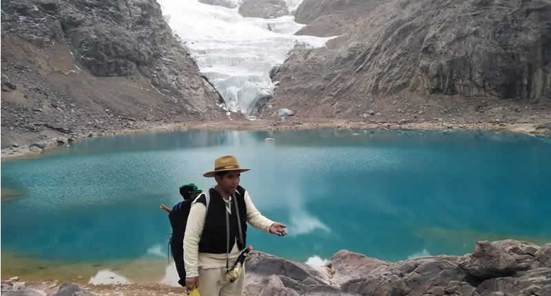 Laguna de montaña junto al Nevado ChichiQhapaq