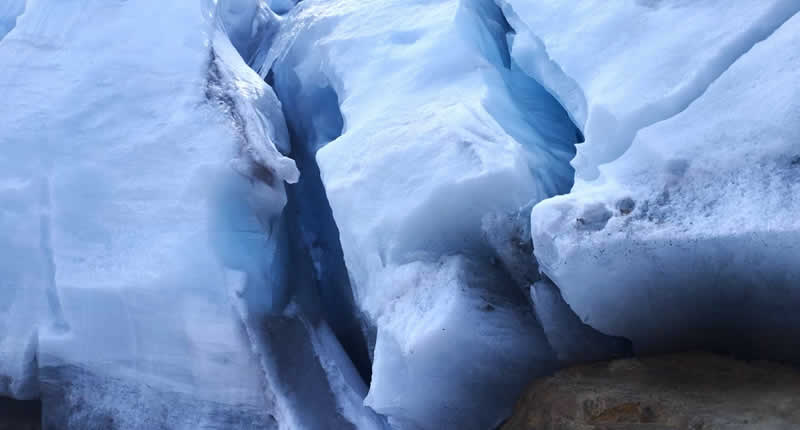 Hielo glaciar en el Nevado Gringo Balanzani