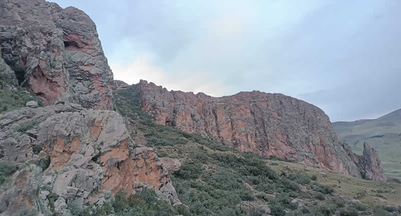 Peñón de Yacari en el altiplano de Juli