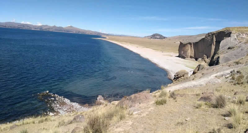 Bahía protegida con arena blanca en la orilla sur del lago Titicaca