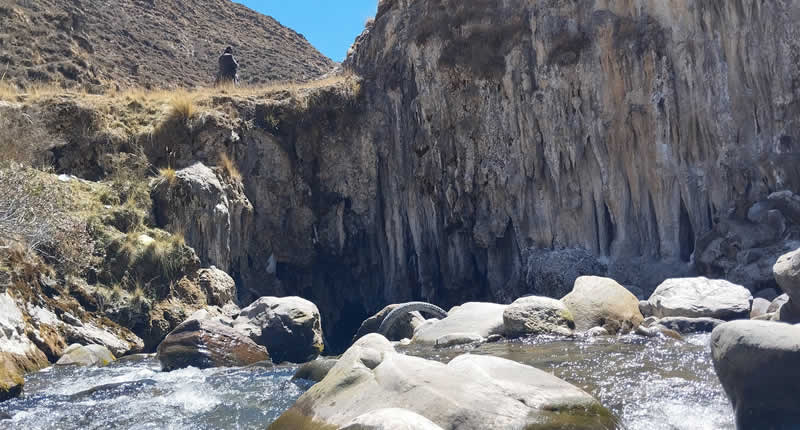 Puente natural en el valle interandino de Usicayos