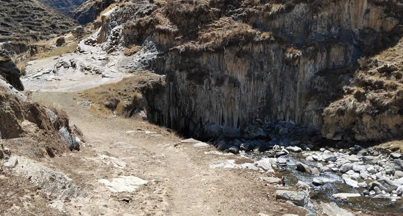 Puente Natural Th'usnachaka sobre el río Pacchani en Usicayos, Carabaya, Puno