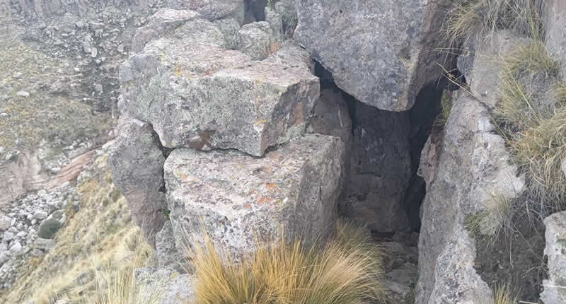 Entrada a la cueva de Qawrani Tiyi