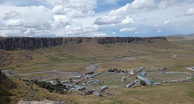 Vista hacia el poblado de Ayrumas Carumas