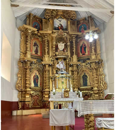 Templo de San Miguel de Ilave en la plaza principal de la ciudad del Collao