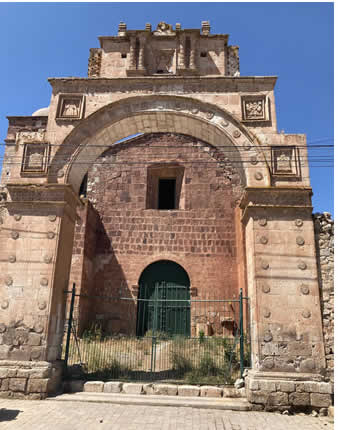 Iglesia colonial en la Plaza Santa Bárbara