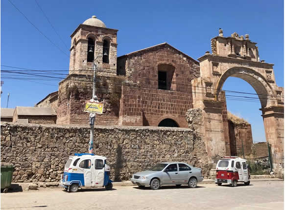 Templo de Santa Bárbara en la Plaza Santa Bárbara de Ilave, región Puno