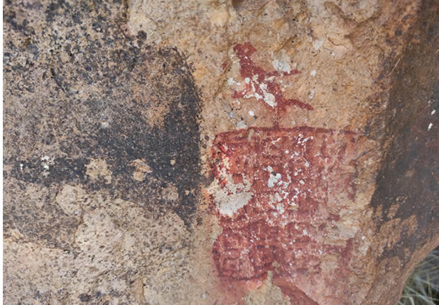 Arte rupestre de Chusecani sobre roca volcánica cerca de Tanka Tanka