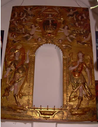 Marco de retablo dorado en la Capilla de San Pedro de Challapampa