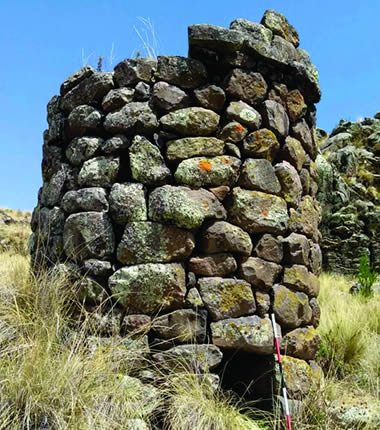 Chullpas de Asirune cerca de Pomata a orillas del lago Titicaca