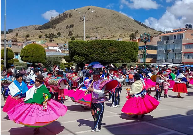 Danza Q’arapulis o Quena Quena durante la fiesta de la Cruz (Orqo Phista) en Juli