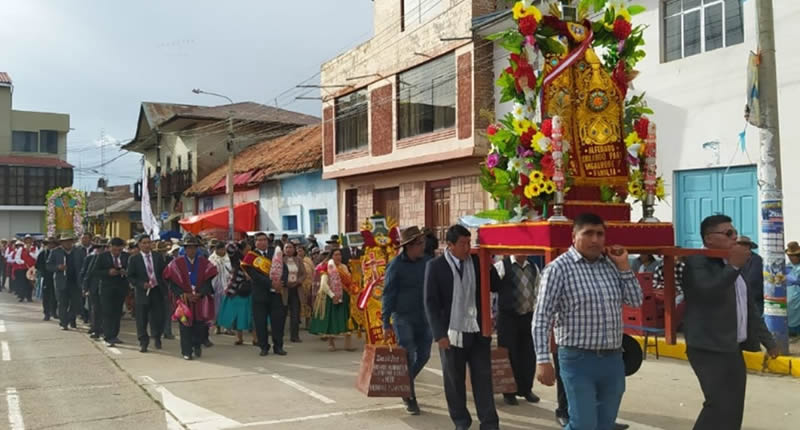 Procesión y danzas en la Fiesta de la Cruz de Mayo en Huancané