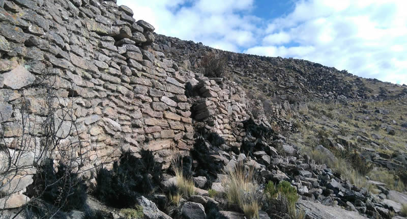 Fortaleza aymara de montaña sobre los andenes del Altiplano