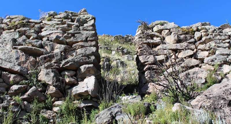 Fortaleza en el cerro Jaquejaytahui cerca de la pequeña ciudad de Pomata, a orillas del lago Titicaca