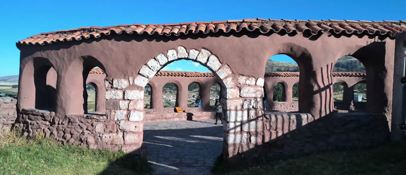 Historischer Mirador über Stadt, Felder und See
