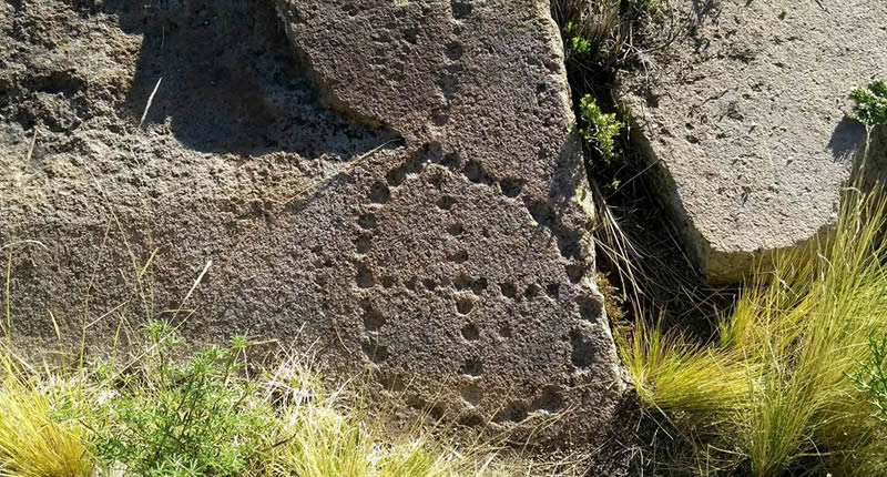 Centro ceremonial lupaka con mesa de piedra y observatorio