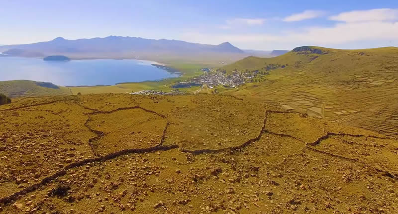 Sitio arqueológico Cerro Tococawa cerca de Pomata con andenes y piedras rituales