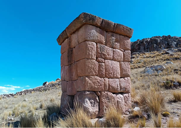 Chullpas preincaicas y arte rupestre en el altiplano de Puno