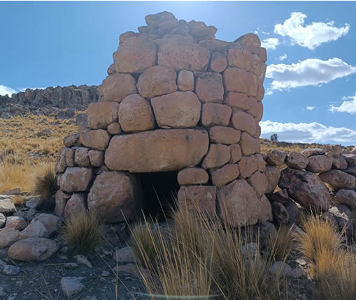 Chullpa preincaica en el cerro Ichucollo