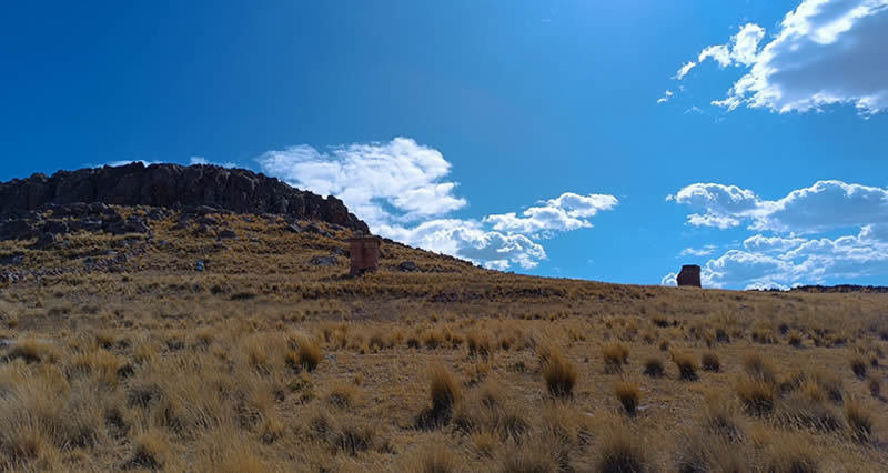 Chullpas y arte rupestre del sitio arqueológico de Ichucollo en el altiplano de Zepita