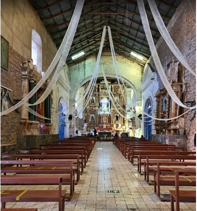 Innenraum der Kirche mit Altar
