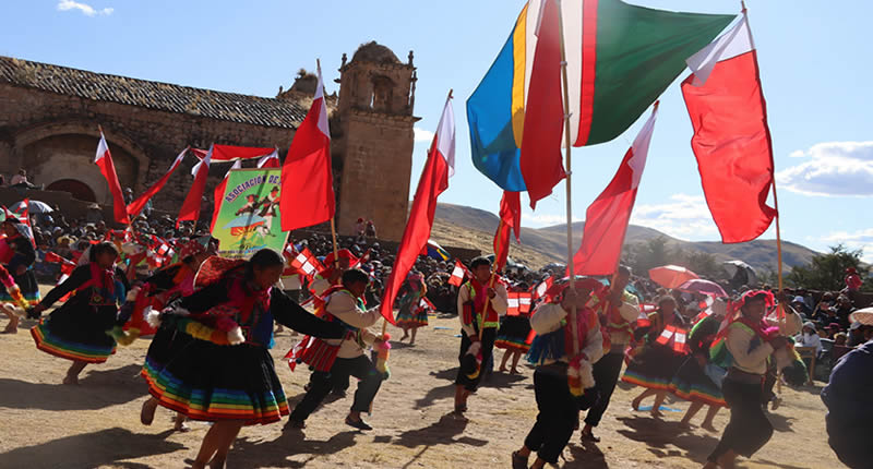 Fiesta frente a la iglesia del Templo de San Antón