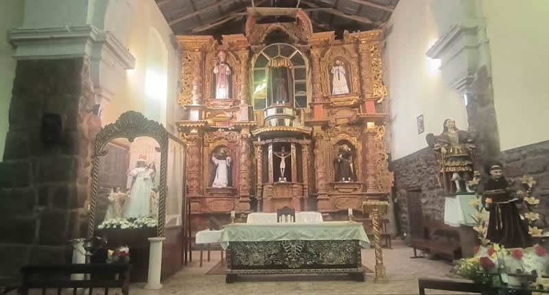 Innenraum und Altar der Kirche
