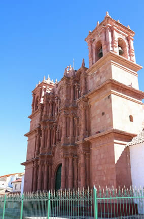 Templo San Jerónimo in Asillo – barocke Kolonialkirche aus rotem Stein mit reich verzierter Fassade und Glockenturm im Hochland von Puno